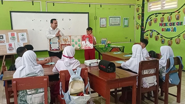 SEMANGAT: Muhammad Nashir, salah satu guru SDN Jombatan 3 Kecamatan Jombang saat mengajar di kelas.
