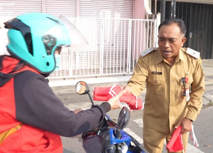 Sekretariat Dewan Perwakilan Rakyat Daerah (DPRD) Kabupaten Jombang membagikan 500 bendera Merah Putih dalam rangka menyambut Hari Ulang Tahun (HUT) ke-80 Republik Indonesia, Selasa (5/8).