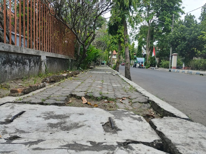BUTUH PERBAIKAN: Trotoar rusak di Jalan Jaksa Agung Suprapto Jombang, (4/8).
