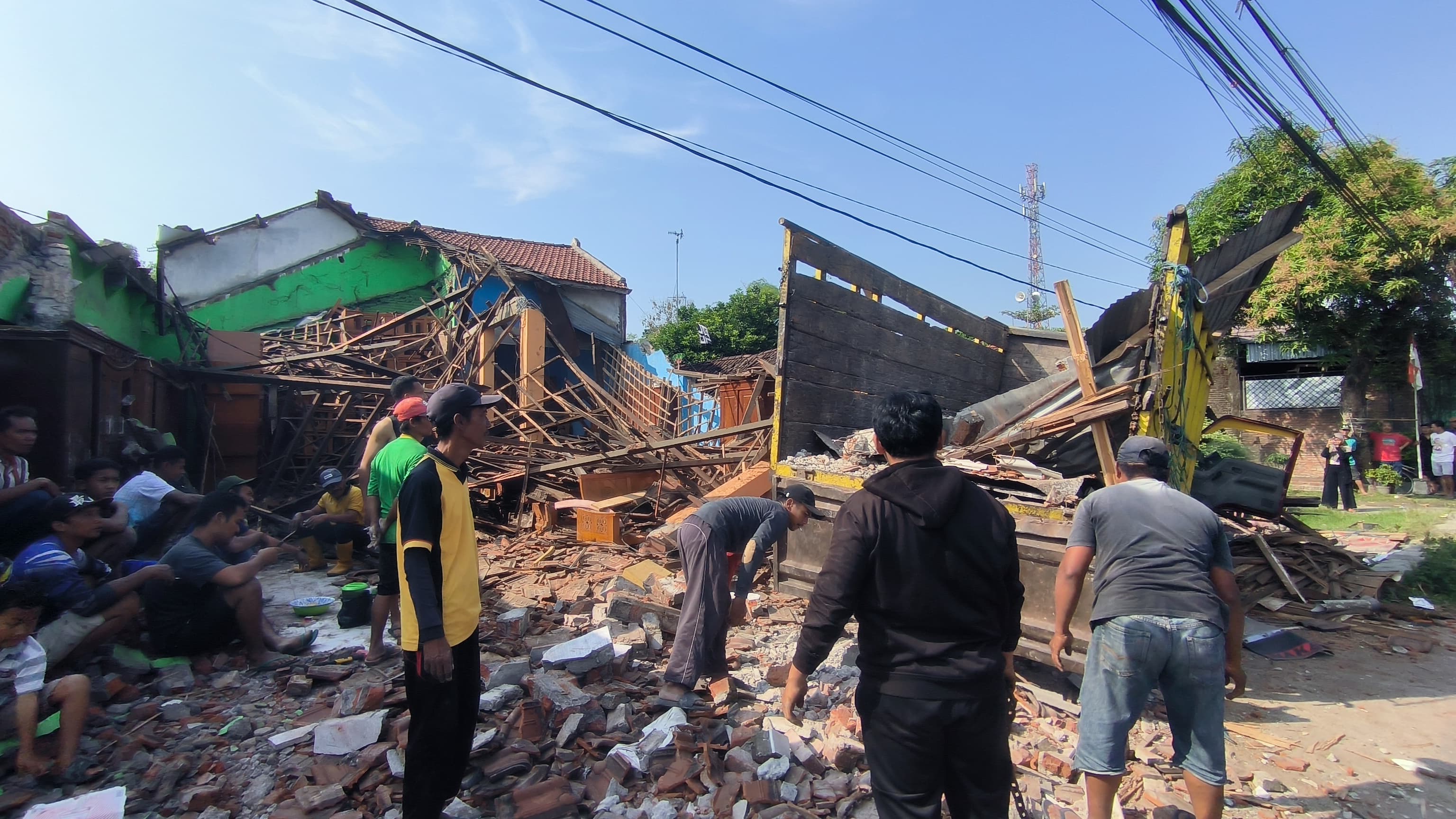 Sebuah rumah dan Showroom yang berada di Dusun Catakgayam Selatan, Desa Catakgayam, Kecamatan Mojowarno, Jombang luluh lantak dihantam sebuah truk Rabu (6/8) pagi.