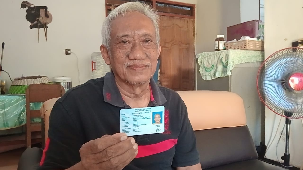 DIAKUI NEGARA: Herman Useno 65, warga kelurahan Kepanjen Jombang yang menganut penghayat kepercayaan terhadap Tuhan Yang Maha Esa.