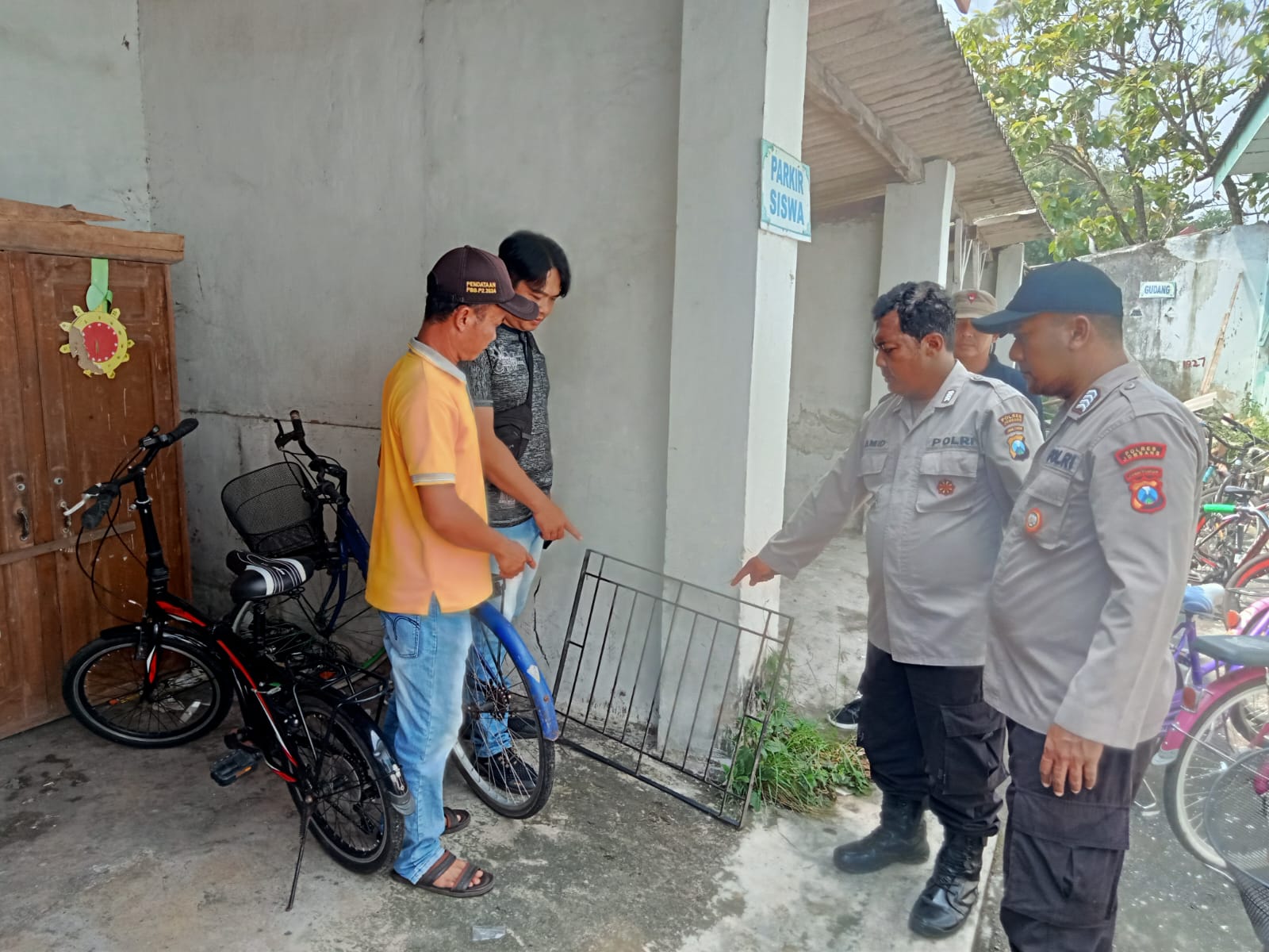 Aksi pencurian terjadi di SDN Bugasurkedaleman 2, Kecamatan Gudo Jombang.  Dua perangkat penting milik sekolah, yakni alat deteksi absen wajah atau face recognition dan satu unit decoder CCTV