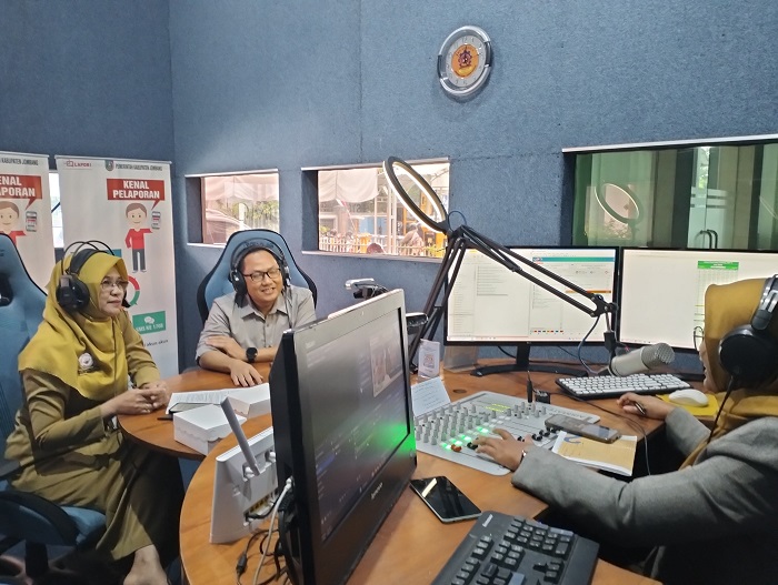 INTERAKTIF: Psikolog Catur Herry Widayati MSi dan Dokter Spesialis Anak RSUD Jombang, dr Ahmad Mahfur SpA, saat mengisi talkshow Radio Suara Jombang, (28/7).