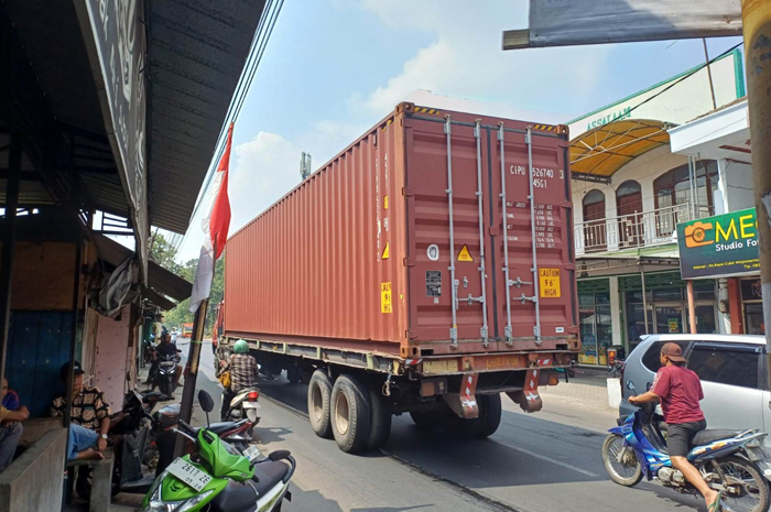 Tampak beberapa kendaraan bertonase besar melintas di ruas jalan Cukir-Mojowarno.