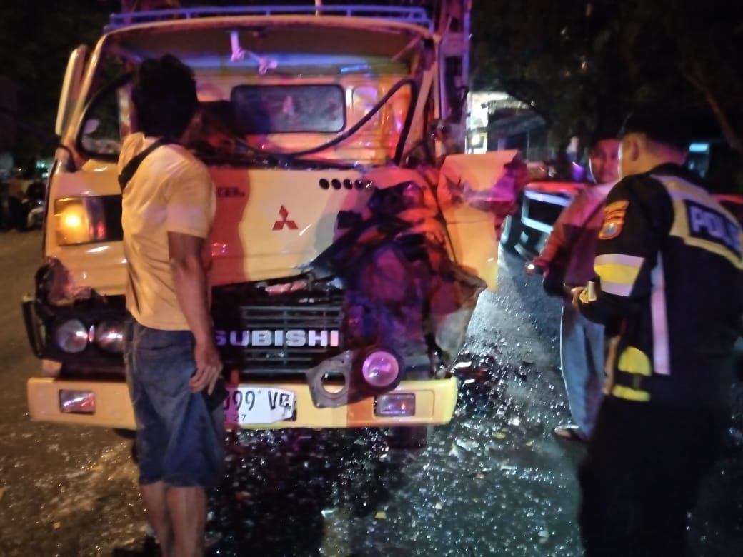 Kondisi truk tebu yang ringsek usai terlibat kecelakaan beruntun di simpang empat Tunggorono Jombang Rabu (6/8) malam.