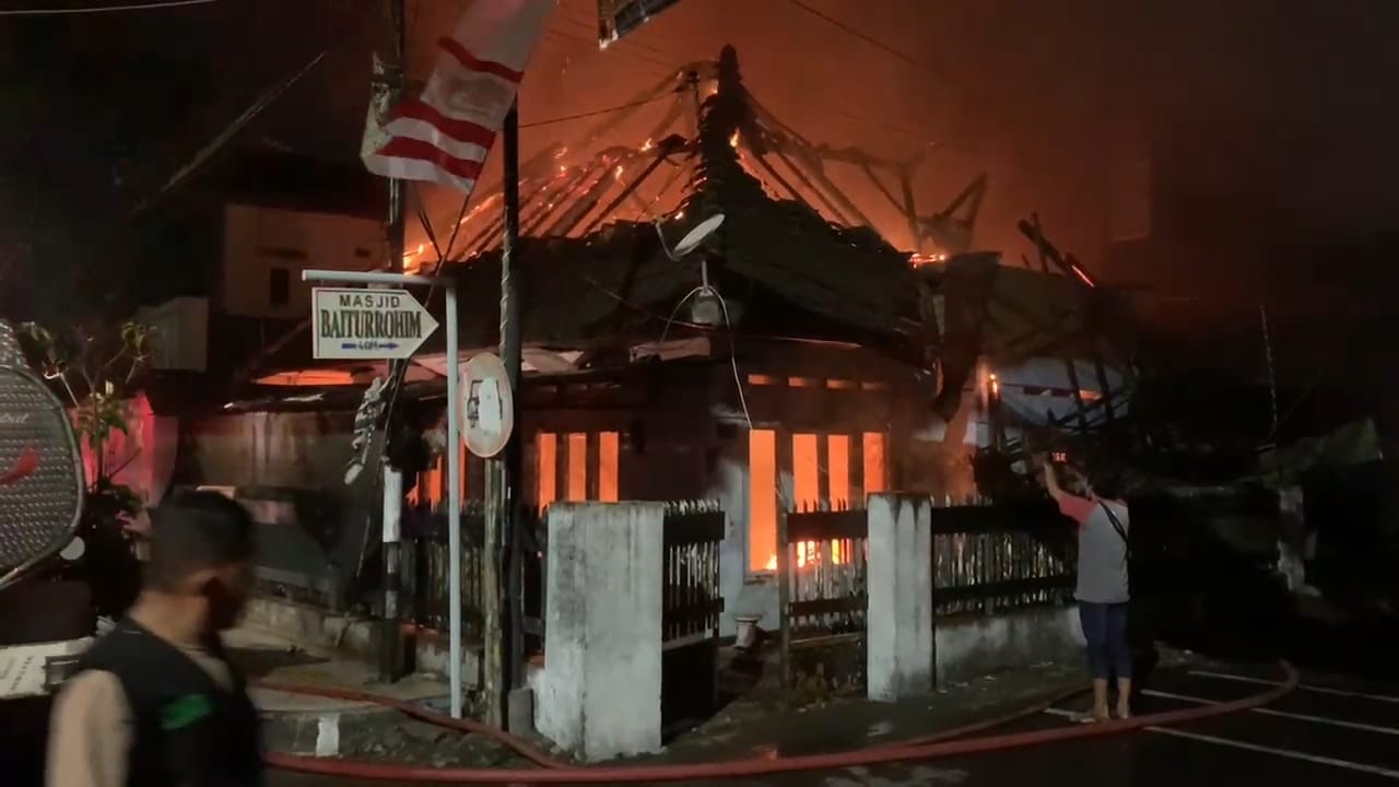 Kebakaran hebat meludeskan satu rumahKebakaran hebat meludeskan satu rumah tinggal dan dua bangunan toko pakan di Desa Candimulyo, Kecamatan/Kabupaten Jombang pada Kamis (7/8) malam.