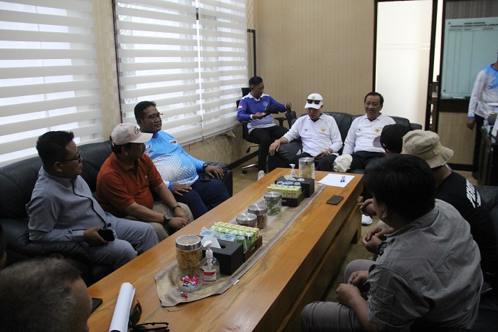 Ketua DPRD Jombang Hadi Atmaji didampingi Sekdakab Jombang Agus Purnomo menemui perwakilan massa, Kamis (7/8).