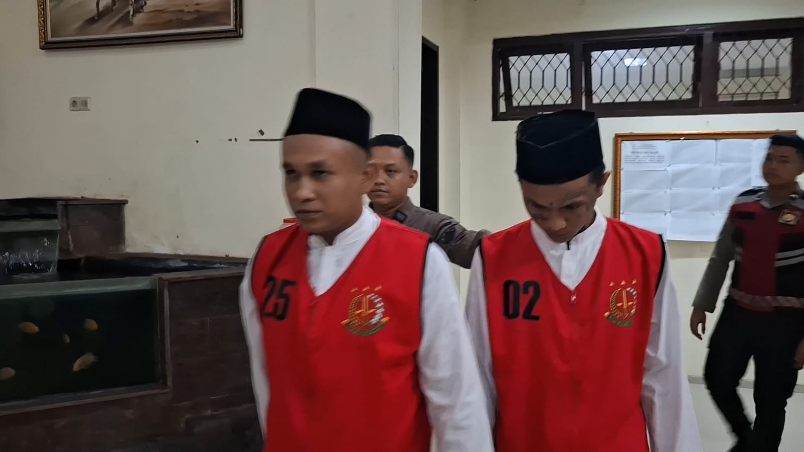 Andi Samudra Alfatekha alias Gareng, 22, dan Amin Roes, 23, dua terdakwa pembunuhan Mohammad Faiz, 19 di hutan kabuh menjalani sidang tuntutan. Keduanya, dituntut JPU dengan pidana penjara selama 18