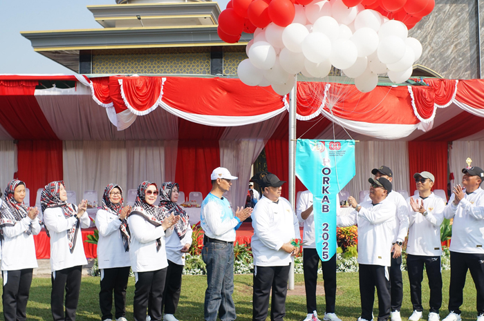 SINERGI: Bupati Jombang Warsubi dan Wabup Salman saat membuka Pekan Olah Raga (POR) di Lingkup Pemkab Jombang 2025.