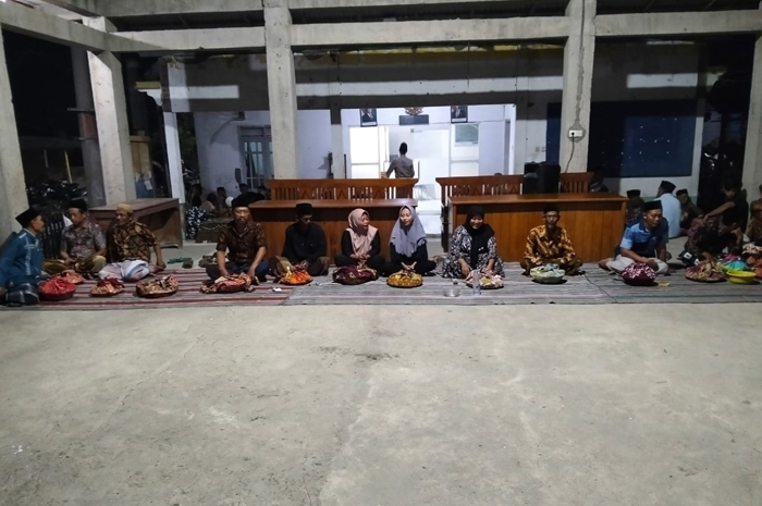 URI-URI BUDAYA: Kepala Desa Asemgede Lastinah membaur bersama warga saat acara kenduren di pendopo kantor Desa Asemgede, Kecamatan Ngusikan, Minggu (27/7) malam.