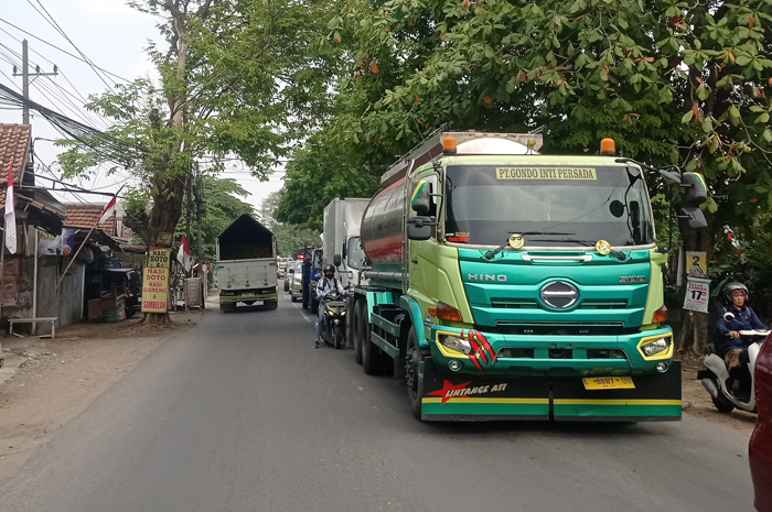 RAMAI: Truk berat melintas di jalan kabupaten Desa Janti, Kecamatan Mojoagung.