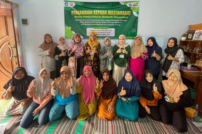 Tim pengabdian kepada masyarakat (PKM) Unwaha Jombang mengajak warga Dusun/Desa Banjardowo, Kecamatan Jombang mengolah limbah botol menjadi media tanam.