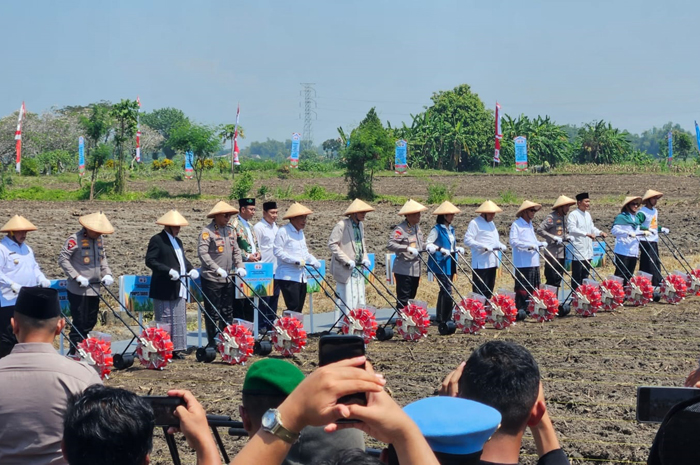 SINERGI: Manajer PLN UP3 Mojokerto, Syafdinnur (pakai helm), berbincang dengan Wakapolri Komjen Dedi Prasetyo dan Pengasuh Pesantren Tebuireng, KH Abdul Hakim Mahfudz (Gus Kikin).