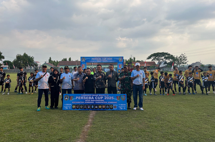 TELADAN: Wakil Ketua DPRD Jombang, HM Syarif Hidayatullah ST MMT (Gus Sentot), saat menghadiri pembukaan turnamen Perseba Cup U-18 di Desa Banjardowo, Kecamatan Jombang, Minggu (3/8).