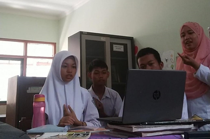 SEMANGAT: Leny Dianita, PPPK guru pendidikan khusus yang mengajar di SLBN Jombang (20/1).