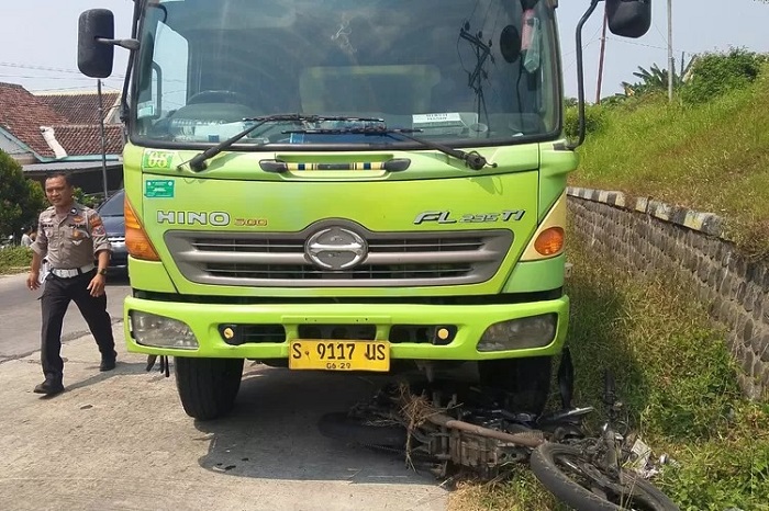 OLAH TKP: Petugas kepolisian melakukan olah TKP di Jalan Raya Dusun Kasemen, Desa Wangkalkepuh, Kecamatan Gudo.