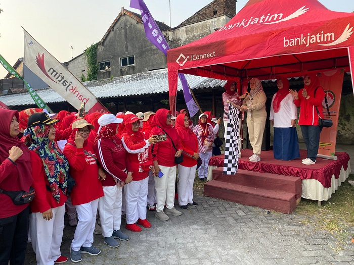 SEMANGAT: Pembina Dharma Wanita Kabupaten Jombang Yuliati Nugrahani Warsubi memberangkatkan peserta jalan sehat, Sabtu (9/8).