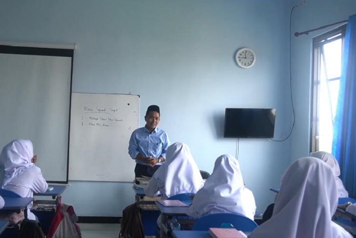 Guru di Jombang saat mengajar di kelas