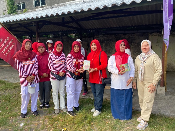 CENDERA MATA: Plt Ketua DWP Disdikbud Jombang Ny Binti Yoni Tri Joko K, didampingi Pembina DWP Disdikbud Jombang Ny Wor Windari, memberikan buku Tentang Sebuah Hati kepada Ketua DWP Kabupaten Jombang