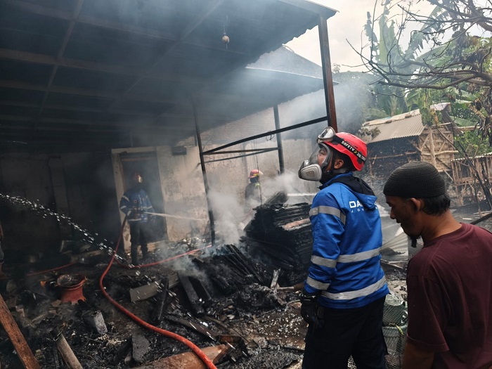 Kebakaran melanda sebuah rumah milik Prasetyo di Desa/Kecamatan Diwek, Kabupaten Jombang, Senin (11/8/2025) sekitar pukul 16.00 WIB.