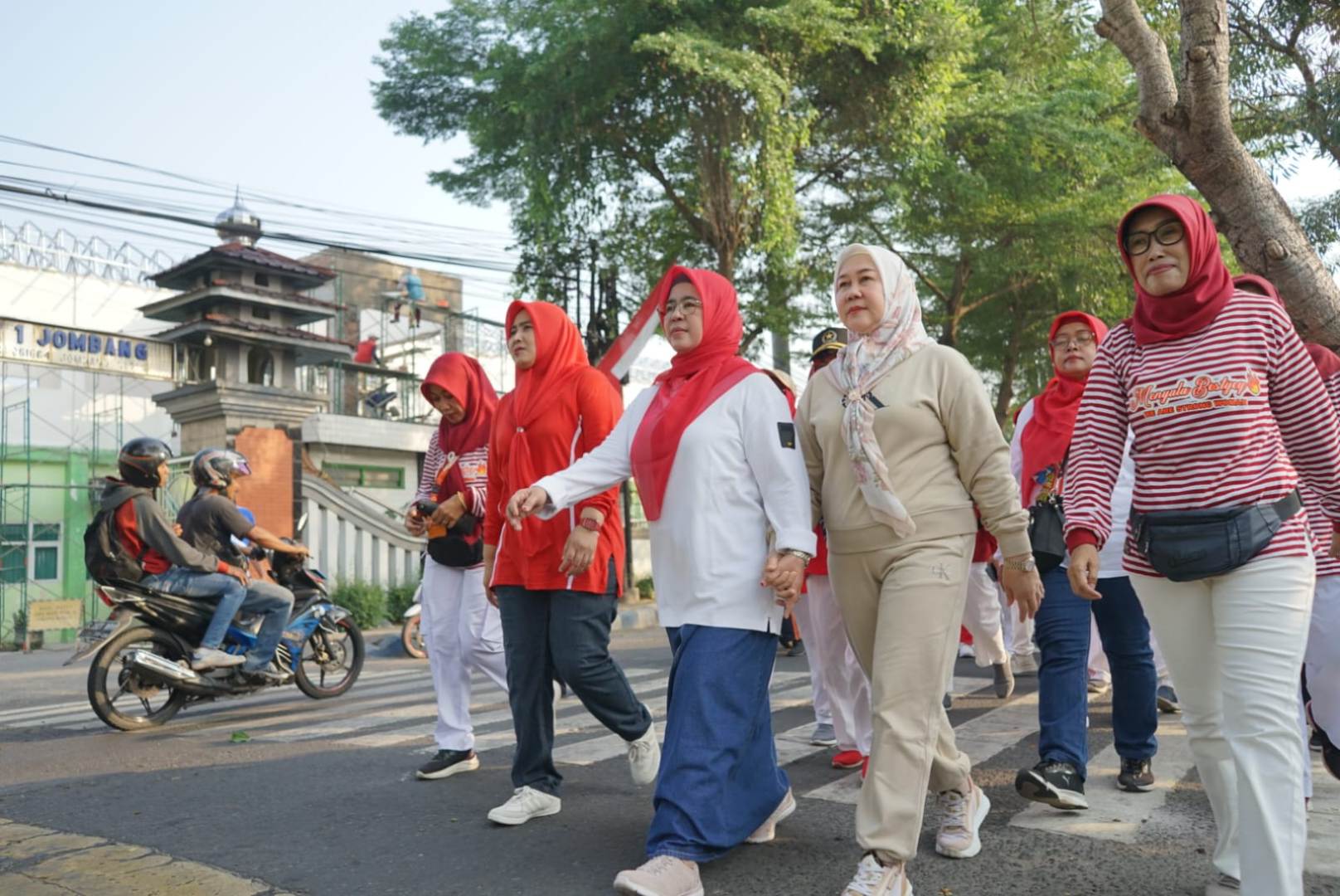 IKUT SAMPAI FINISH: Ny Yuliati Nugrahani Warsubi, Ny Ema Erfina Salmanudin Yazid, Ny Lilik Agus Purnomo didampingi Ny Wor Windari menyusuri rute jalan sehat sampai selesai.