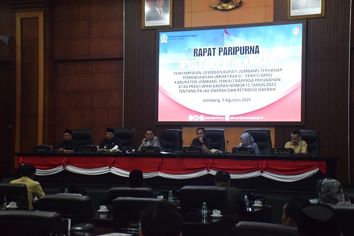 DIKEBUT: DPRD dan Pemkab Jombang menggelar rapat paripurna jawaban bupati terkait Perubahan Perda PDRD, Senin (11/8).