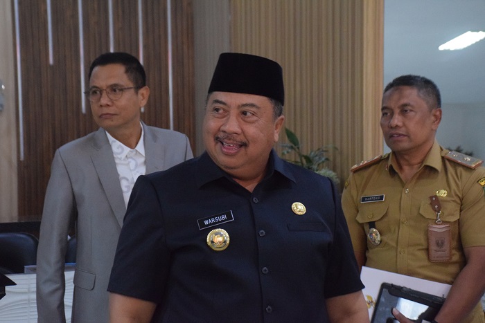 BERI PENJELASAN: Bupati Jombang Warsubi didampingi Wabup Salmanudin dan Ketua DPRD Jombang Hadi Atmaji memberikan penjelasan terkait implementasi PBB-P2, Senin (11/8).