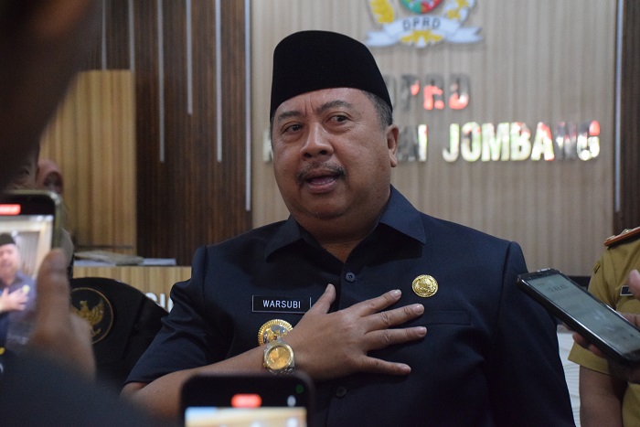 BERI PENJELASAN: Bupati Jombang Warsubi saat menjelaskan terkait rencana mutasi kepada sejumlah wartawan, Senin (11/8).
