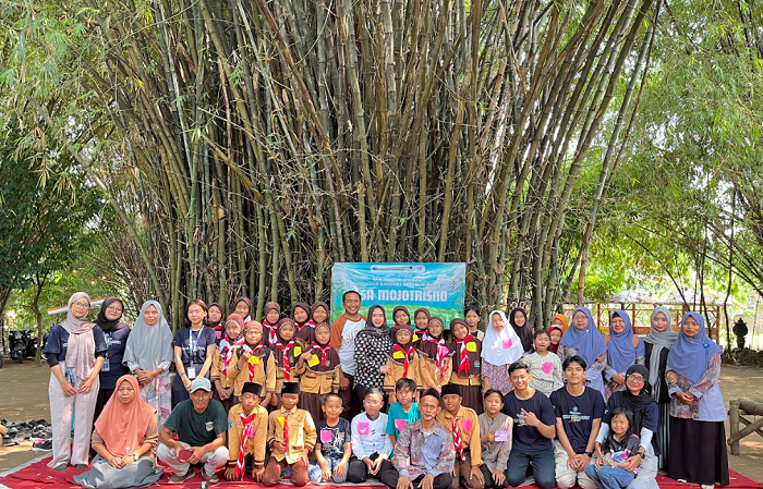 MERAJUT ASA LEWAT KATA: Kepala Desa Mojotrisno Nanang Sugiarto bersama seluruh peserta dan tamu undangan acara Gema Literasi hasil kolaborasi dengan tim KKN-T Literasi IPB University yang diadakan di