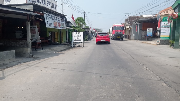 RAMAI: Truk besar melintas di ruas Kabuh-Tapen di Desa Tapen, Kecamatan Kudu.