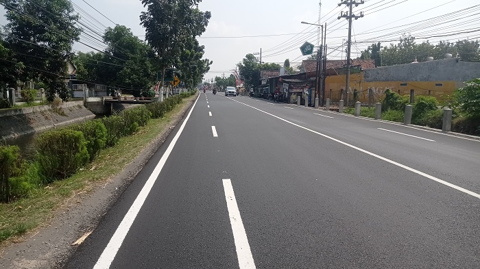 MAKIN LEBAR: Jalan provinsi di Kecamatan Tembelang kini jadi empat lajur.