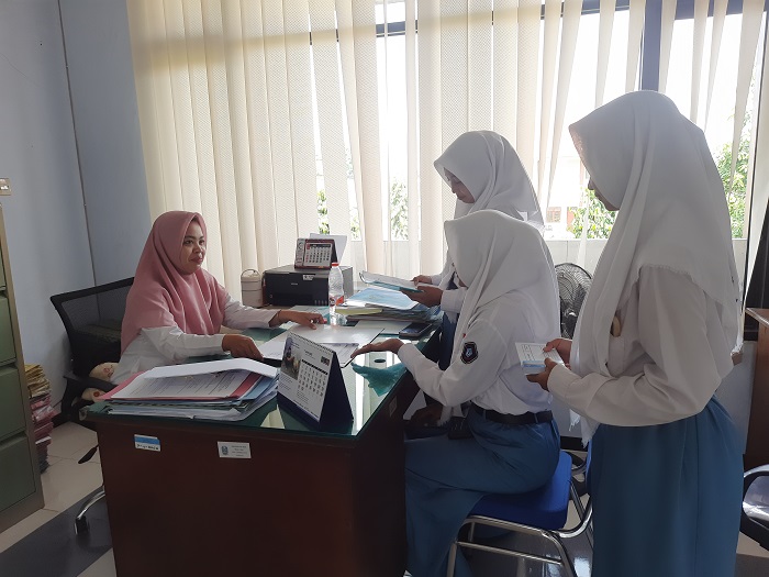 TERTIB: Pelayanan di SMKN 1 Jombang yang dilakukan pegawai tidak tetap di ruang kesiswaan, kemarin.