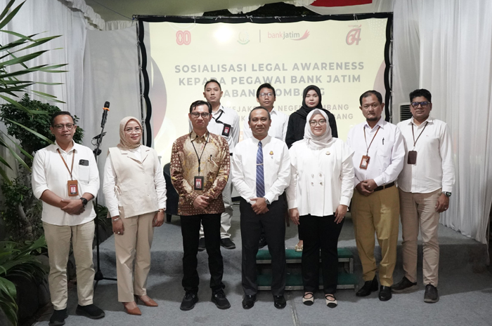 SINERGI: Piminan Bank Jatim Cabang Jombang Hanif Julhamsyah (kiri) bersama Kajari Jombang Nul Albar (kanan) dalam Legal Awareness, Rabu (6/8).