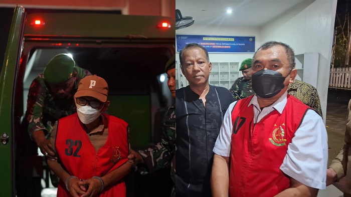 eks pimpinan Bank UMKM Jatim Cabang Jombang Ponco Mardi Utomo dan eks Direktur Perumda Perkebunan Panglungan Tjahja Fadjari saat digelandang Kejaksaan Negeri Jombang.