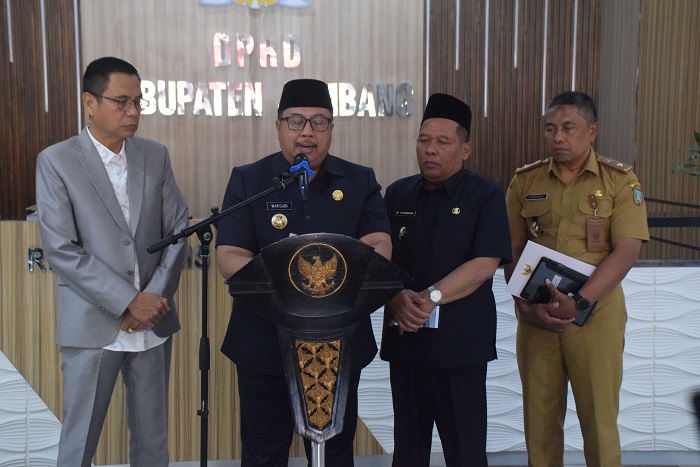 SAMPAIKAN TEROBOSAN: Bupati Jombang Warsubi didampingi Wabup Salmanudin Yazid, Ketua DPRD Jombang Hadi Atmaji, Kepala Bapenda Jombang Hartono saat menyampaikan terobosan dalam pembayaran PBB-P2 di Kab