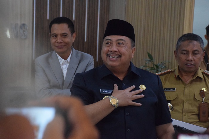 BERI PENJELASAN: Bupati Jombang Warsubi saat memberikan penjelasan, kemarin (12/8).