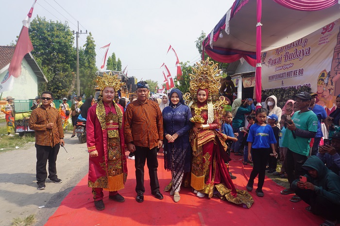 MERIAH: Kepala Desa Tengaran Achmad Kusairi saat membuka kegiatan karnaval pawai budaya bersama jajaran Forkopimcam Peterongan, Minggu (10/8) siang.
