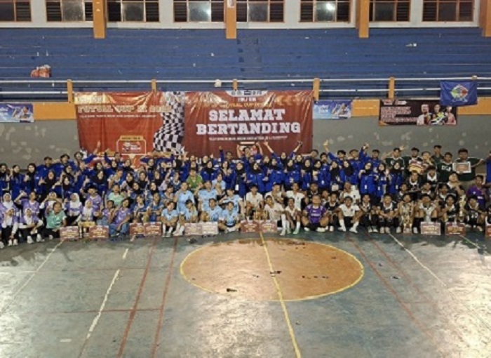 SUKSES: Panitia dan juara turnamen IMJ UM Futsal Cup IX 2025 di GOR Merdeka Jombang, Minggu (10/8) malam.