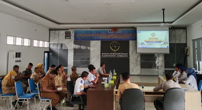 Dinas Perhubungan Jombang bersama Forum Lalu Lintas dan Angkutan Jalan (FLLAJ) menggelar pertemuan membahas maraknya truk besar yang melintas di jalan kabupaten