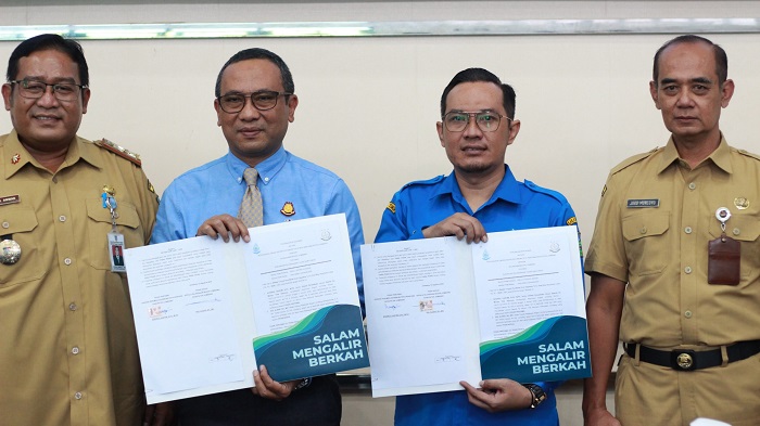 SINERGI: Direktur Perumdam Tirta Kencana, Khoirul Hasyim bersama Kepala Kejaksaan Negeri Jombang Nul Albar saat menandatangani kerjasama, Selasa (12/8).