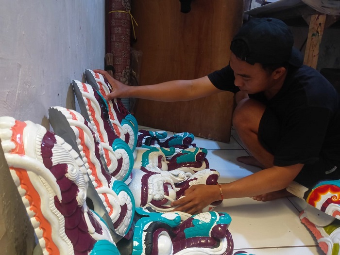 KREATIF: Tariske Valentine 23, warga Dusun Sanggar, Desa Galengdowo, Kecamatan Wonosalam saat membuat kerajinan barongan, kemarin (30/7).