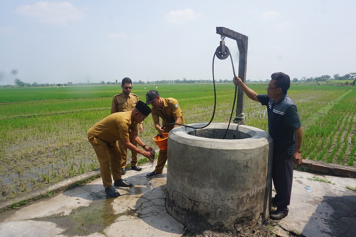SUMBER AIR SUCI: Kepala Desa Karangdagangan Tambit didampingi perangkat desa saat pengambilan air dari tujuh sumber dalam rangkaian acara hari jadi Desa Karangdagangan ke-979.