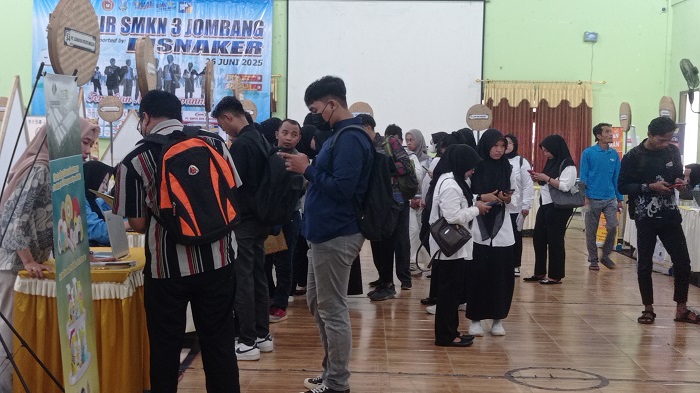 ILUSTRASI: Pencari kerja (pencaker) memanfaatkan job fair di Jombang Juni lalu.