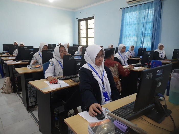CANGGIH: Kegiatan siswa SMA Darul Ulum 2 Unggulan BPPT Rejoso Peterongan di lab komputer.