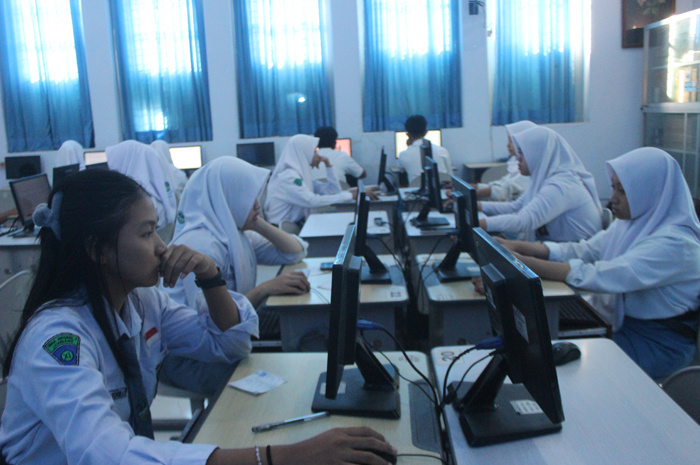SRIUS: Siswa SMAN 3 Jombang saat kegiatan di lab komputer sekolah.