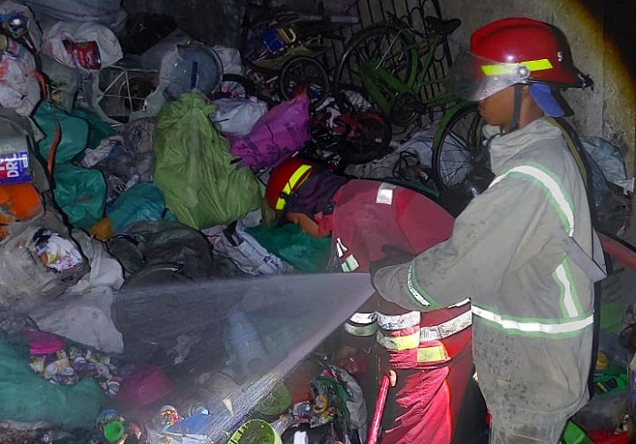 Kebakaran melanda sebuah gudang rosok di Dusun Bajang, Desa Karanglo, Kecamatan Mojowarno, Kabupaten Jombang, Selasa (12/8) malam.