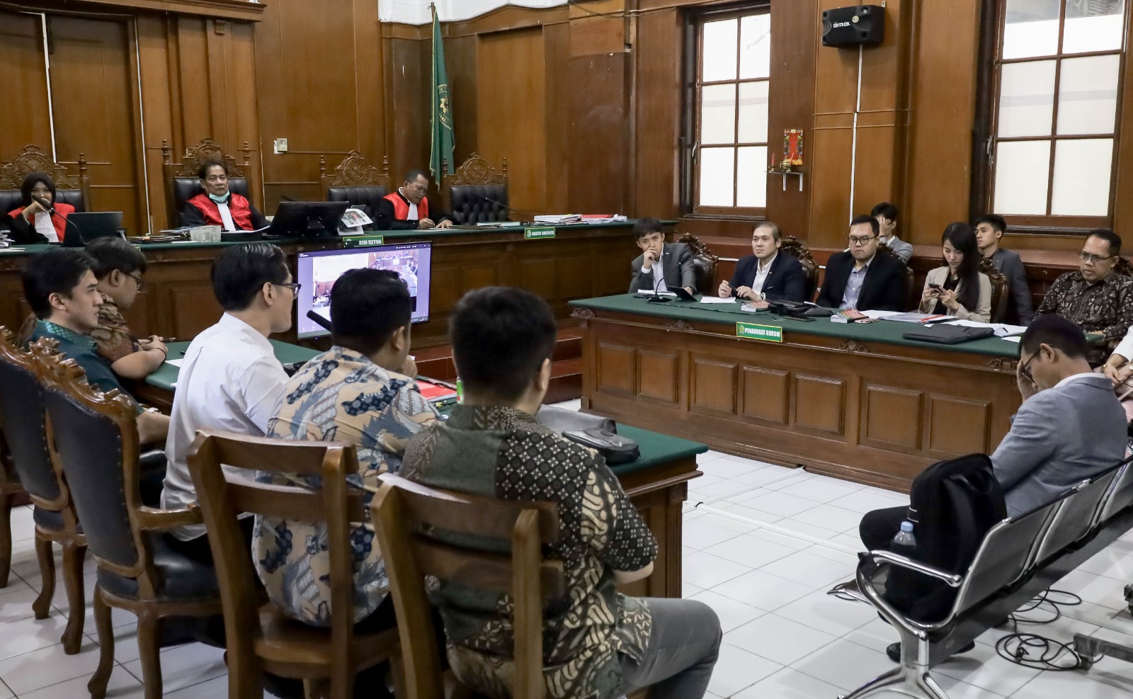 Nany Widjaja menghadirkan Budi Santoso, Guru Besar Fakultas Hukum Universitas Brawijaya Malang, sebagai ahli dalam gugatannya terhadap PT Jawa Pos terkait sengketa kepemilikan PT Dharma Nyata Press