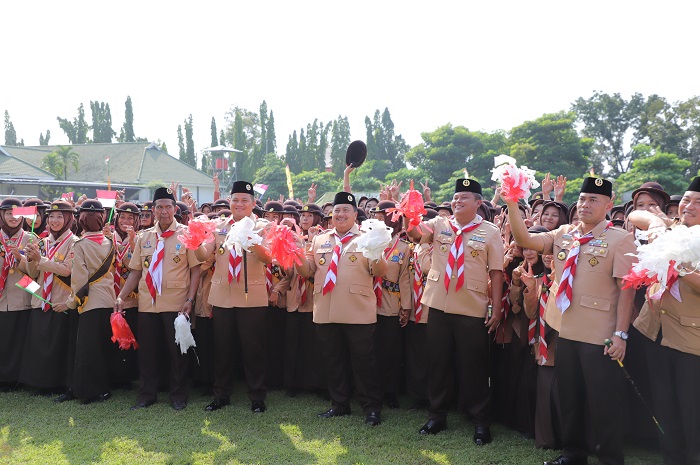 KOMPAK: Bupati Warsubi bersama peserta usai memimpin upacara Peringatan Hari Pramuka ke-64 Tahun 2025 di Lapangan Pemkab Jombang, Kamis (14/8).