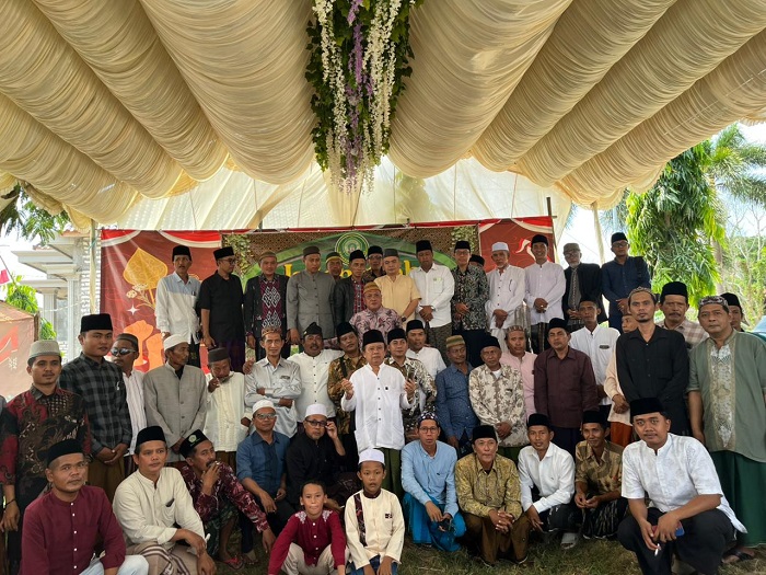 TELADAN: Wakil Ketua DPRD Jombang, HM Syarif Hidayatullah ST MMT (Gus Sentot), saat menghadiri pertemuan IKAPDAR Bangkalan Madura di Kecamatan Klampis, Minggu (10/8).