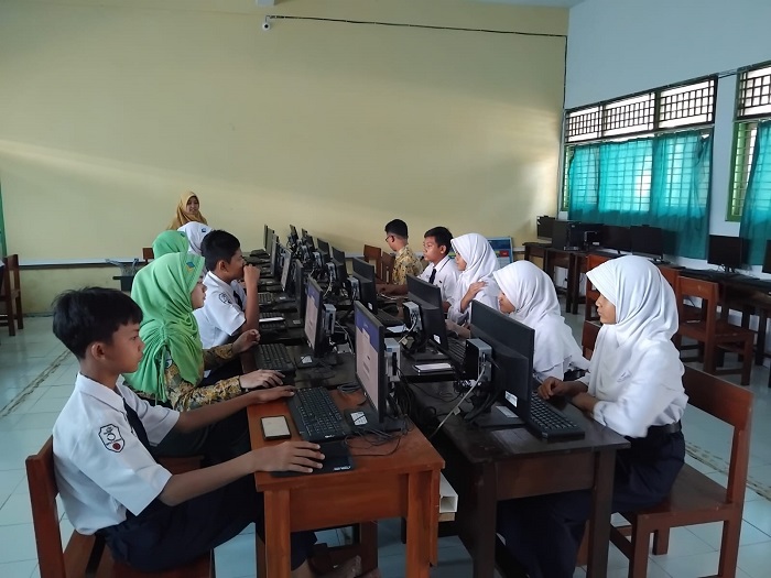 SEMANGAT: Siswa SMPN 3 Jombang mengikuti kegiatan di lab komputer (30/7).